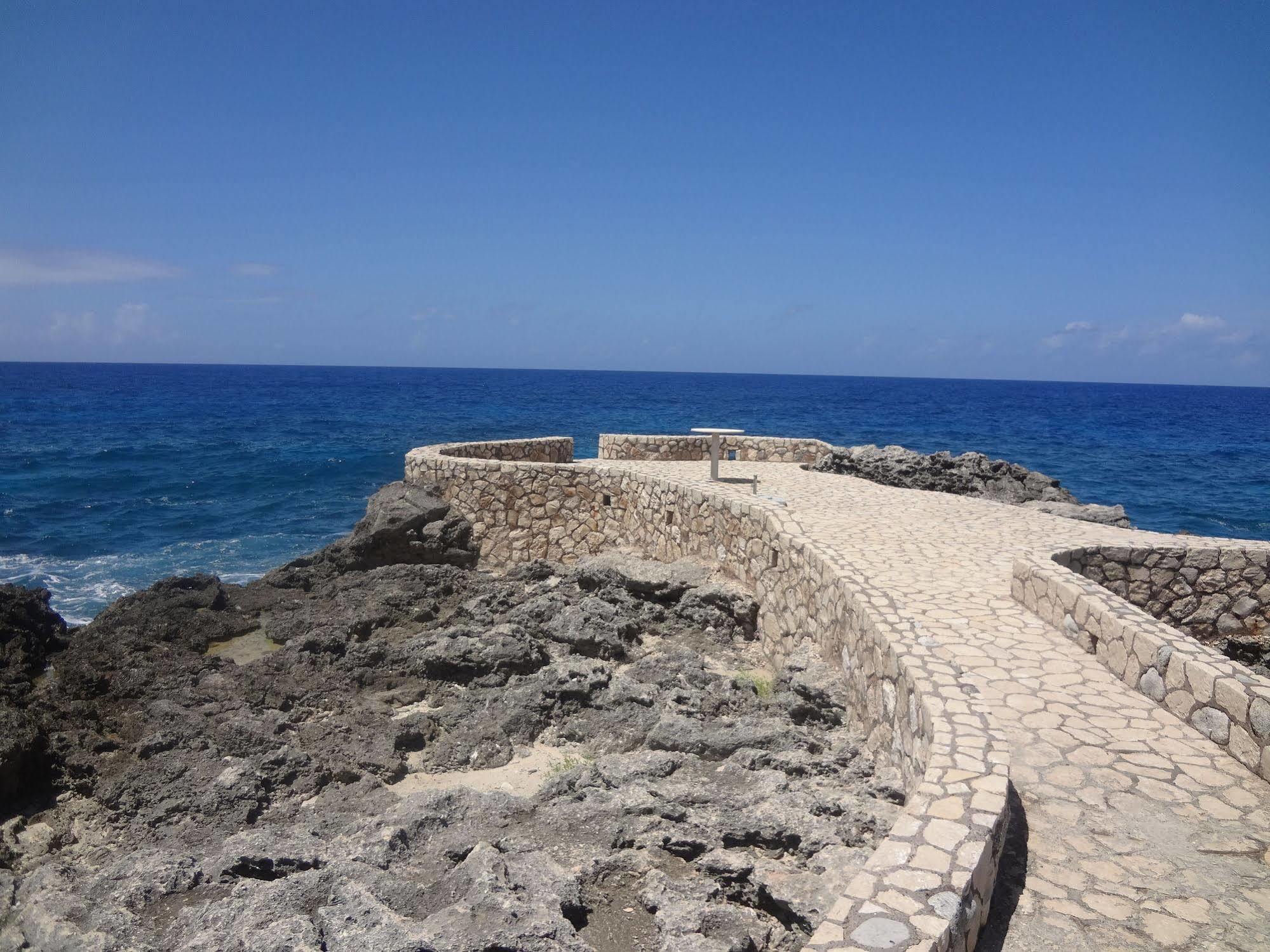 Idle Awhile Cliffs Hotel Negril Exterior photo